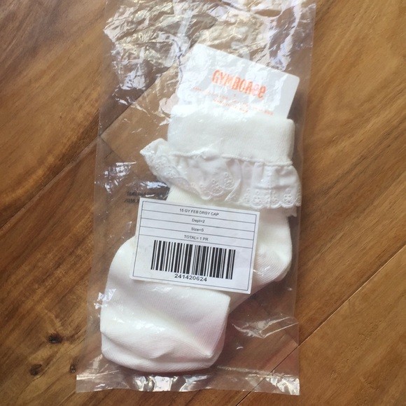 🎁BNWT Gymboree 1 pair White ruffle socks - Picture 5 of 5
